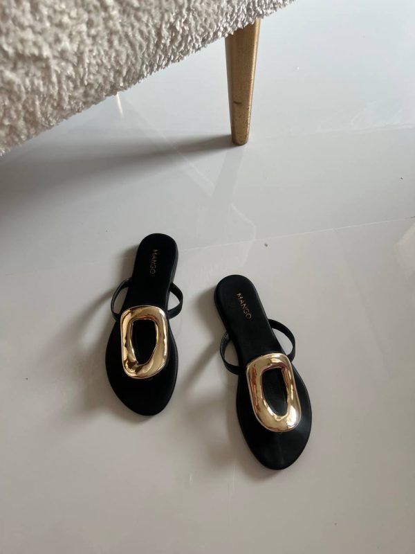 صندل زنانه یراق طلایی بزرگ مدل منگو | چرمی، شیک و راحت (رنگ مشکی، کرم، عسلی) - تصویر 4